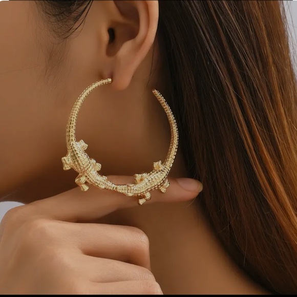 🎀3/$30 “ ALI HOOPS “  NEW Anthropologie Alligator Gold Hoop Earrings - Picture 3 of 5